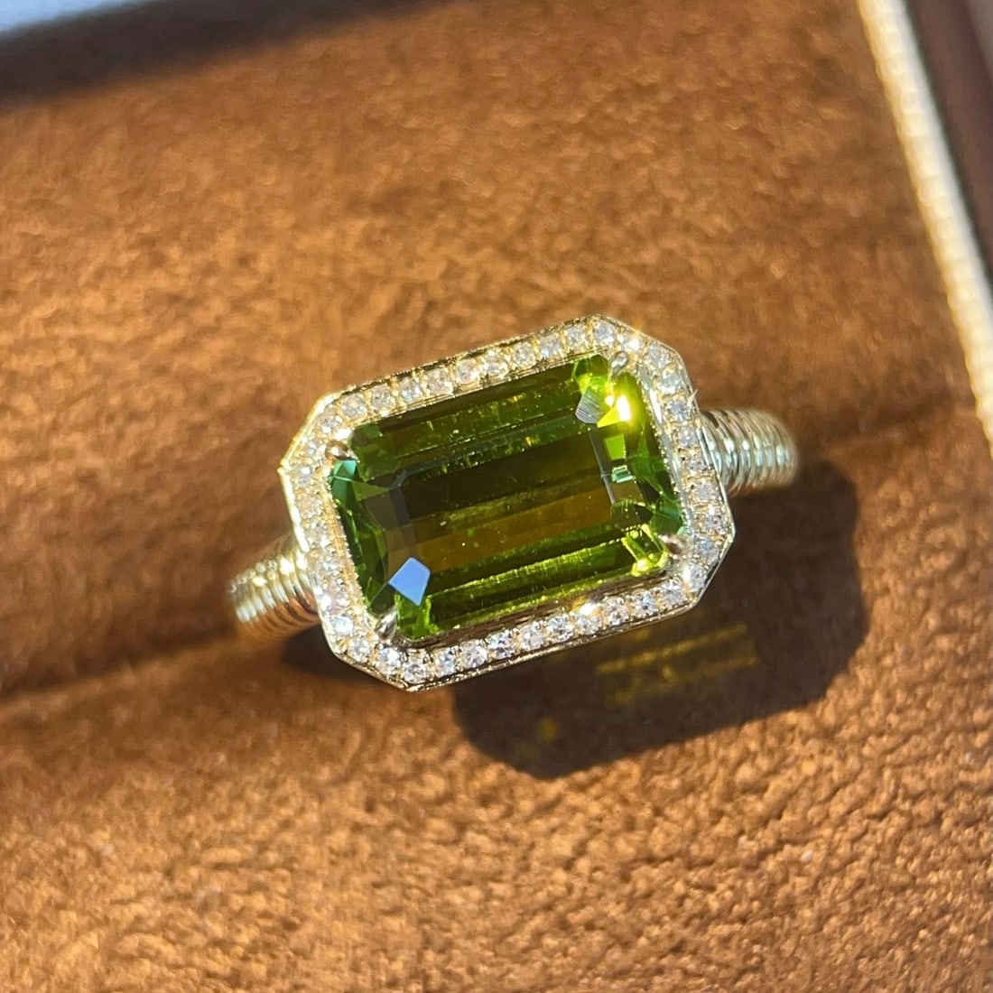 14k Gold 3.47 Ctw Natural Tourmaline & Diamond Ring: Ref:231180231 // gold content:14k gold // ring size:7. 25us // // main gemstone:tourmaline // shape:octagonal // carat weight:3. 38ct // color:green // treatment:natural // // adjacent gemstone 2 : di