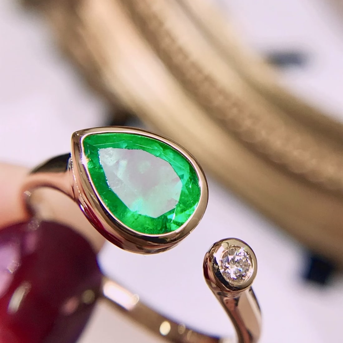 14k Gold 1.05 Ctw Natural Emerald & Diamond Ring: Ref:231180248 // gold content:14k gold // ring size:7. 25us // // main gemstone:emerald // shape:pear // carat weight:1ct // color:green // treatment:natural // // adjacent gemstone 2 : diamond //