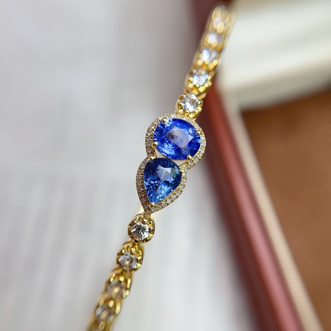 14k Gold 1.80 Ct Natural Sapphire & Diamond & Sapphire Bracelet: Ref:231180249 // gold content:14k gold // main gemstone:sapphire // shape:multiple // carat weight:1. 80ct // color:blue // treatment:natural // // adjacent gemstone 2 : diamond // number of