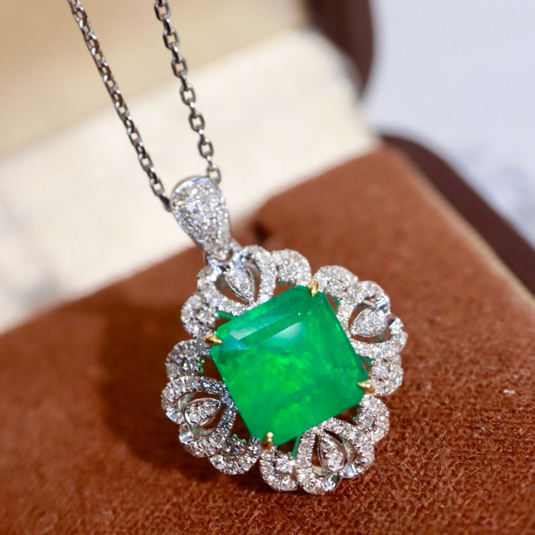 14k Gold 2.76 Ctw Natural Emerald & Diamond Pendant( Without Chain ): Ref:231180255 // gold content:14k gold // main gemstone:emerald // shape:octagonal // carat weight:2. 47ct // color:green // treatment:natural // // adjacent gemstone 2 : diamond // shape:round //