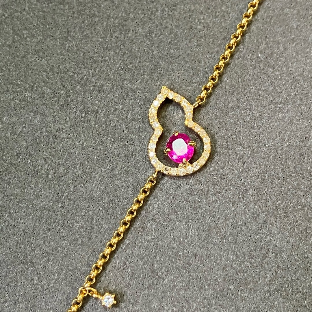 14k Gold 0.61 Ctw Natural Ruby & Diamond Bracelet: Ref:231180260 // gold content:14k gold // main gemstone:ruby // shape:oval // carat weight:0. 45ct // color:red // treatment:natural // // adjacent gemstone 2 : diamond // shape:round // carat