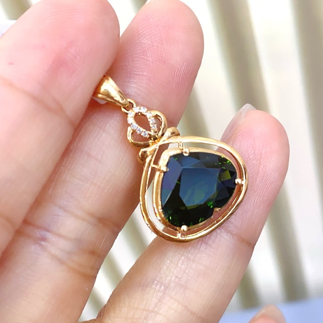 14k Gold 3.90 Ct Natural Tourmaline & Diamond Pendant( Without Chain ): Ref:231180275 // gold content:14k gold // main gemstone:tourmaline // shape:heart // carat weight:3. 90ct // color:green // treatment:natural // // adjacent gemstone 2 : diamond // number of