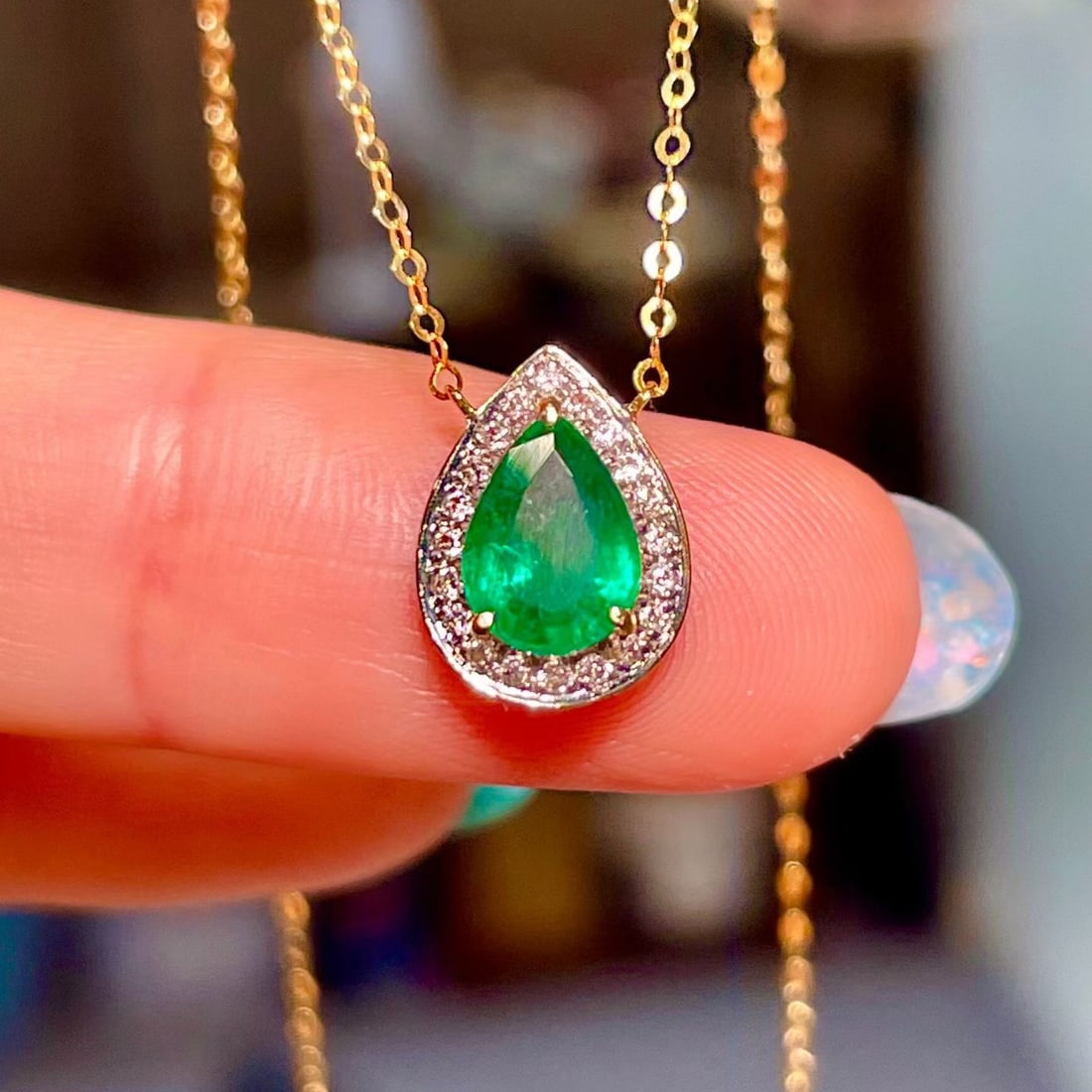 14k Gold 0.86 Ctw Natural Emerald & Diamond Necklace: Ref:231180278 // gold content:14k gold // main gemstone:emerald // shape:pear // carat weight:0. 76ct // color:green // treatment:natural // // adjacent gemstone 2 : diamond // shape:round // carat