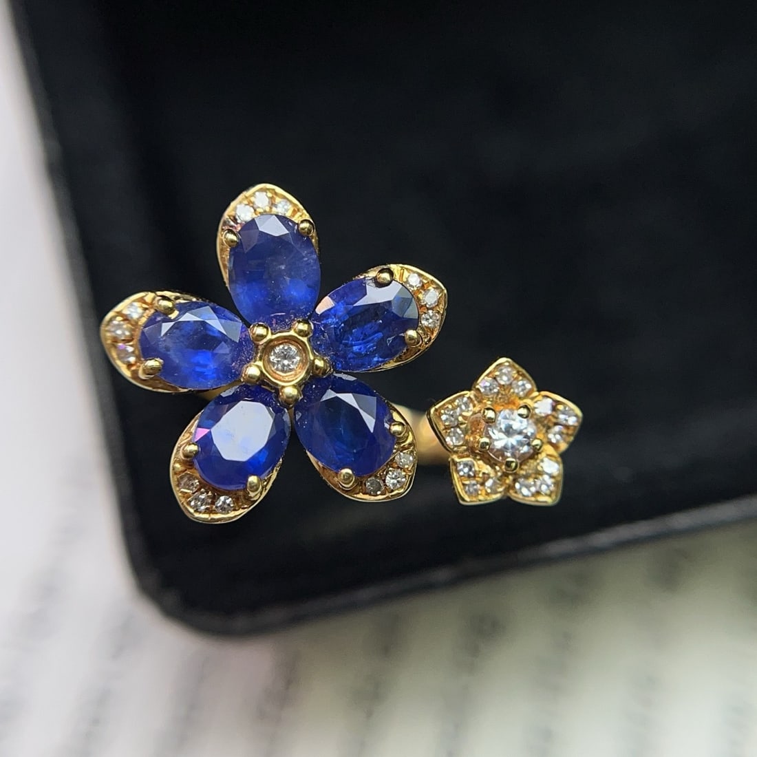 14k Gold 2.00 Ct Natural Sapphire & Diamond & Sapphire & Flowers Ring: Ref:231180298 // gold content:14k gold // ring size:7. 25us // // main gemstone:sapphire // shape:oval // carat weight:2. 00ct // color:blue // treatment:natural // // adjacent gemstone 2 : diamond