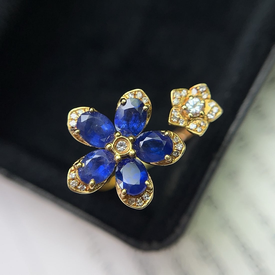 14k Gold 2.00 Ct Natural Sapphire & Diamond & Sapphire & Flowers Ring - 2