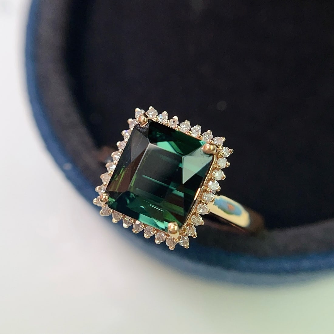 14k Gold 3.05 Ct Natural Tourmaline & Diamond Ring: Ref:231180300 // gold content:14k gold // ring size:7. 25us // // main gemstone:tourmaline // shape:octagonal // carat weight:3. 05ct // color:green // treatment:natural // // adjacent gemstone 2 :