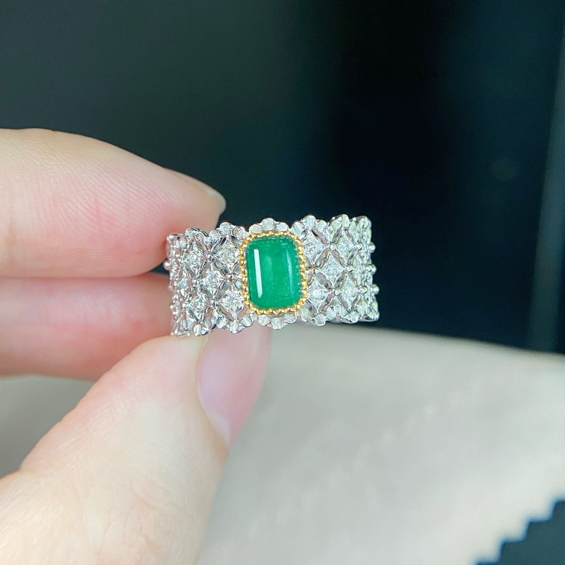 14k Gold 1.27 Ctw Natural Emerald & Diamond Ring: Ref:231180309 // gold content:14k gold // ring size:7. 25us // // main gemstone:emerald // shape:octagonal // carat weight:0. 83ct // color:green // treatment:natural // // adjacent gemstone 2 :