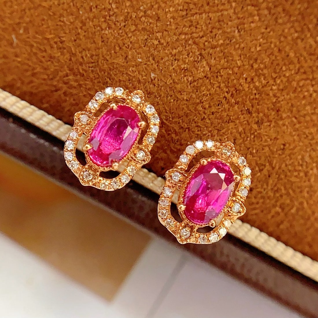 14k Gold 0.85 Ct Natural Ruby & Diamond Earrings: Ref:231180312 // gold content:14k gold // main gemstone:ruby // shape:oval // carat weight:0. 85ct // color:red // treatment:natural // // adjacent gemstone 2 : diamond // number of stones:40 // shape