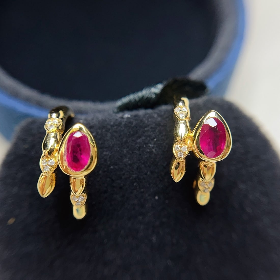 14k Gold 1.00 Ct Natural Ruby & Diamond Earrings: Ref:231180323 // gold content:14k gold // main gemstone:ruby // shape:oval // carat weight:1. 00ct // color:red // treatment:natural // // adjacent gemstone 2 : diamond // number of stones:18 //