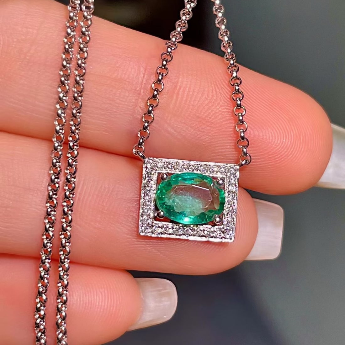 14k Gold 1.13 Ctw Natural Emerald & Diamond Necklace: Ref:231180331 // gold content:14k gold // main gemstone:emerald // shape:oval // carat weight:0. 98ct // color:green // treatment:natural // // adjacent gemstone 2 : diamond // shape:round // carat