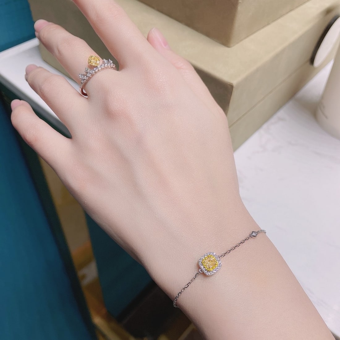 14k Gold 0.37 Ctw Natural Yellow Diamond & Diamond Bracelet - 4