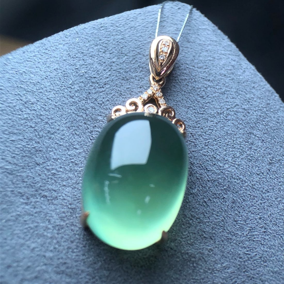 14k Gold 17.54 Ct Natural Prehnite & Diamond Pendant( Without Chain ): Ref:231180378 // gold content:14k gold // main gemstone:prehnite // shape:oval // carat weight:17. 54ct // color:green // treatment:natural // // adjacent gemstone 2 : diamond // shape:round //