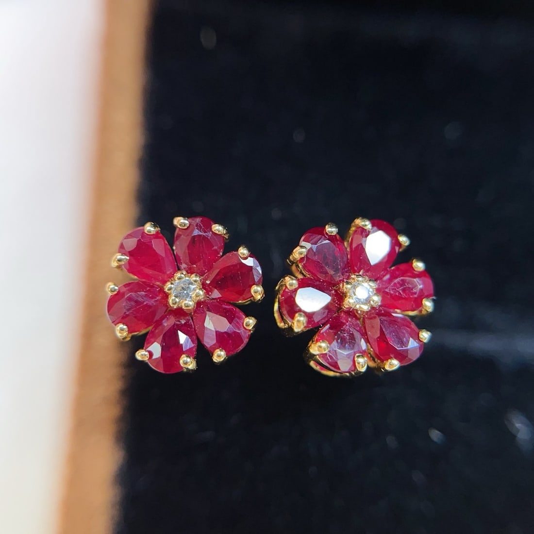 14k Gold 1.88 Ct Natural Ruby & Sapphire Earrings: Ref:231180405 // gold content:14k gold // main gemstone:ruby // shape:pear // carat weight:1. 88ct // color:red // treatment:natural // // adjacent gemstone 2 : sapphire // number of stones:2 //