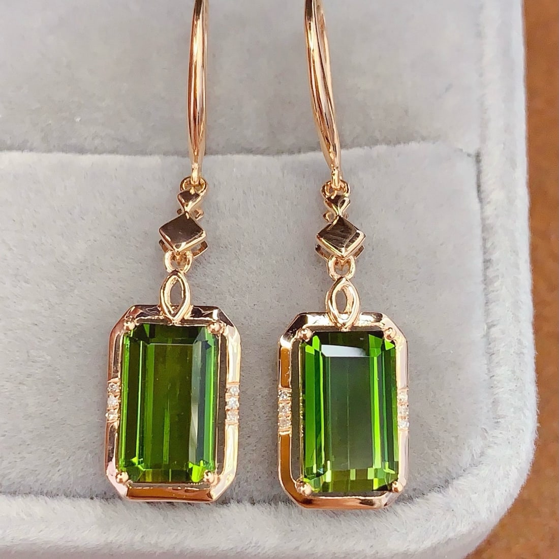 14k Gold 5.56 Ct Natural Tourmaline & Diamond Earrings: Ref:231180411 // gold content:14k gold // main gemstone:tourmaline // shape:octagonal // carat weight:5. 56ct // color:green // treatment:natural // // adjacent gemstone 2 : diamond // number of