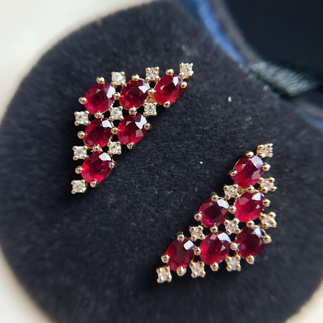 14k Gold 2.80 Ct Natural Ruby & Sapphire Earrings: Ref:231180413 // gold content:14k gold // main gemstone:ruby // shape:oval // carat weight:2. 80ct // color:red // treatment:natural // // adjacent gemstone 2 : sapphire // number of stones:18 //
