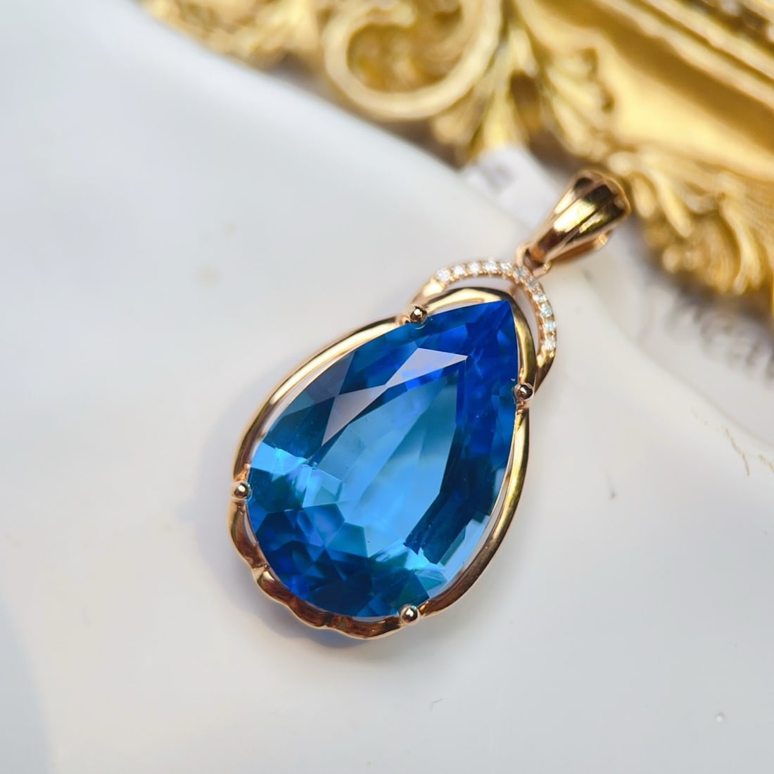 14k Gold 15.88 Ctw Natural Topaz & Diamond Pendant( Without Chain ): Ref:231180417 // gold content:14k gold // main gemstone:topaz // shape:pear // carat weight:15. 85ct // color:blue // treatment:natural // // adjacent gemstone 2 : diamond // number of stones:11 //