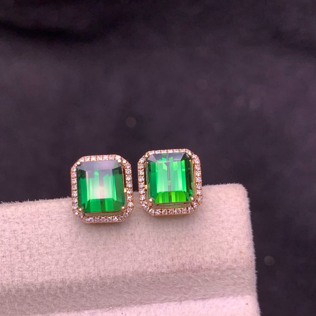 14k Gold 3.8 Ct Natural Tourmaline & Diamond Earrings: Ref:231180419 // gold content:14k gold // main gemstone:tourmaline // shape:octagonal // carat weight:3. 8ct // color:green // treatment:natural // // adjacent gemstone 2 : diamond // shape:round // c