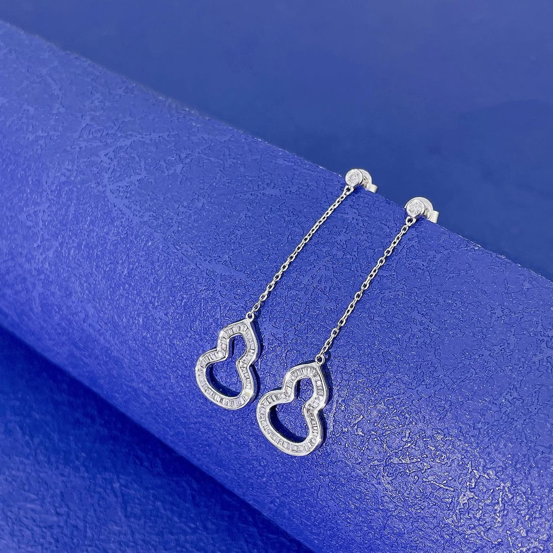 14k Gold 0.40 Ctw Natural H Diamond Earrings: Ref:231180430 // gold content:14k gold // main gemstone:diamond // shape:baguette // carat weight:0. 34ct // clarity grade:vs-si // color:h // treatment:natural // // adjacent gemstone 2 : diamond // 