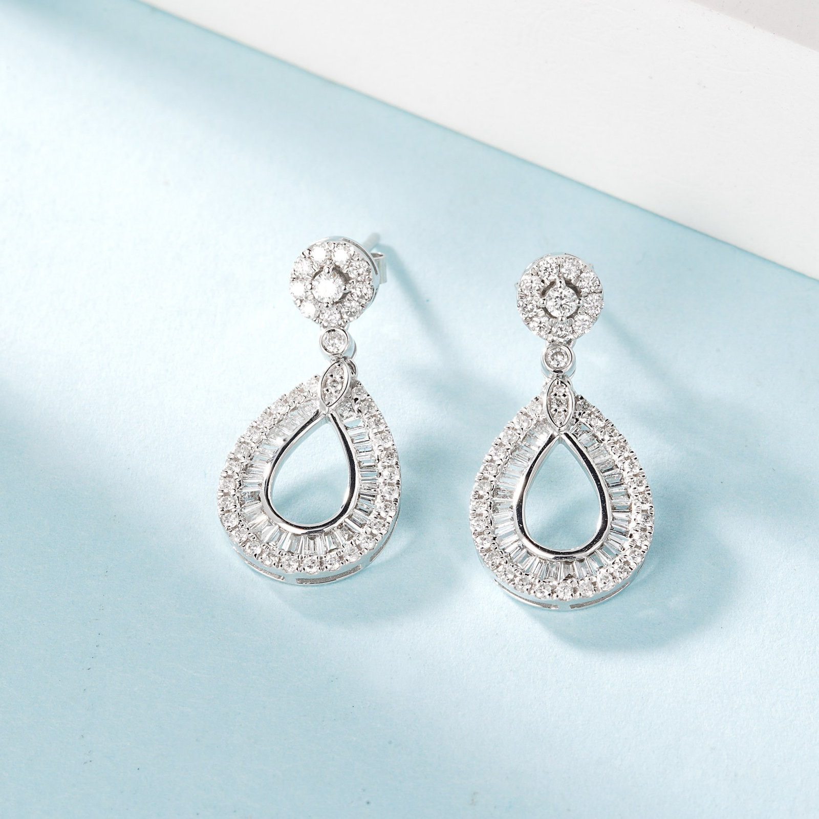 14k Gold 0.84 Ctw Natural H Diamond Earrings: Ref:231180434 // gold content:14k gold // main gemstone:diamond // shape:baguette // carat weight:0. 34ct // clarity grade:vs-si // color:h // treatment:natural // // adjacent gemstone 2 : diamond //