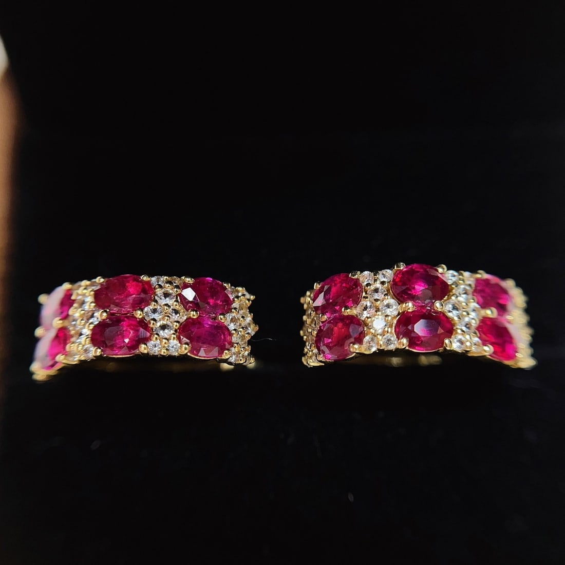 14k Gold 2.40 Ct Natural Ruby & Sapphire Earrings: Ref:231180436 // gold content:14k gold // main gemstone:ruby // shape:oval // carat weight:2. 40ct // color:red // treatment:natural // // adjacent gemstone 2 : sapphire // number of stones:32 //