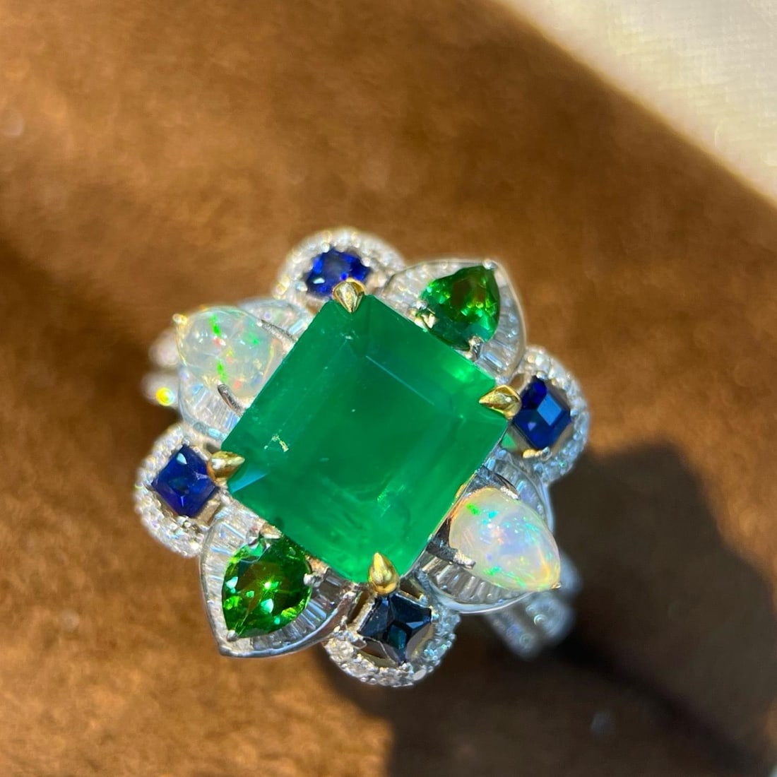 14k Gold 3.46 Ctw Natural Emerald & Diamond Ring: Ref:231181003 // gold content:14k gold // ring size:7. 25us // // main gemstone:emerald // shape:octagonal // carat weight:2. 60ct // color:green // treatment:natural // // adjacent gemstone 2 : diamo