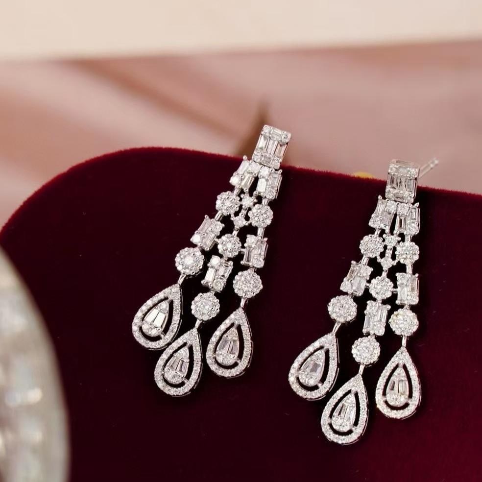 14k Gold 1.4 Ct Natural H Diamond Earrings: Ref:231181010 // gold content:14k gold // main gemstone:diamond // shape:multiple // carat weight:1. 4ct // clarity grade:vs-si // color:h // treatment:natural // Condition: New Low Estimate: 3500.00
