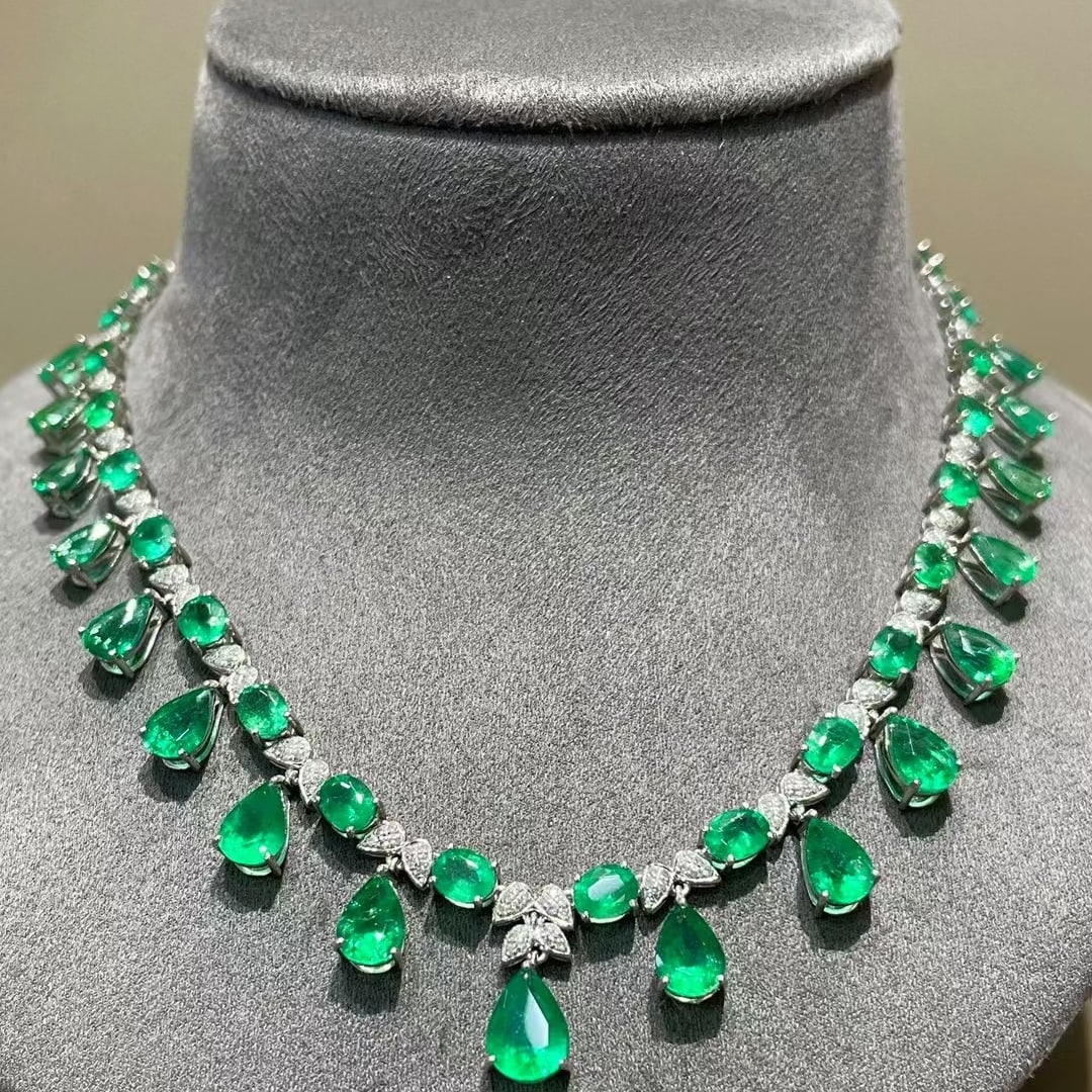 14k Gold 11 Ct Natural Emerald & Diamond Necklace: Ref:231181027 // gold content:14k gold // main gemstone:emerald // shape:multiple // carat weight:11ct // color:green // treatment:natural // // adjacent gemstone 2 : diamond // shape:round // clarity