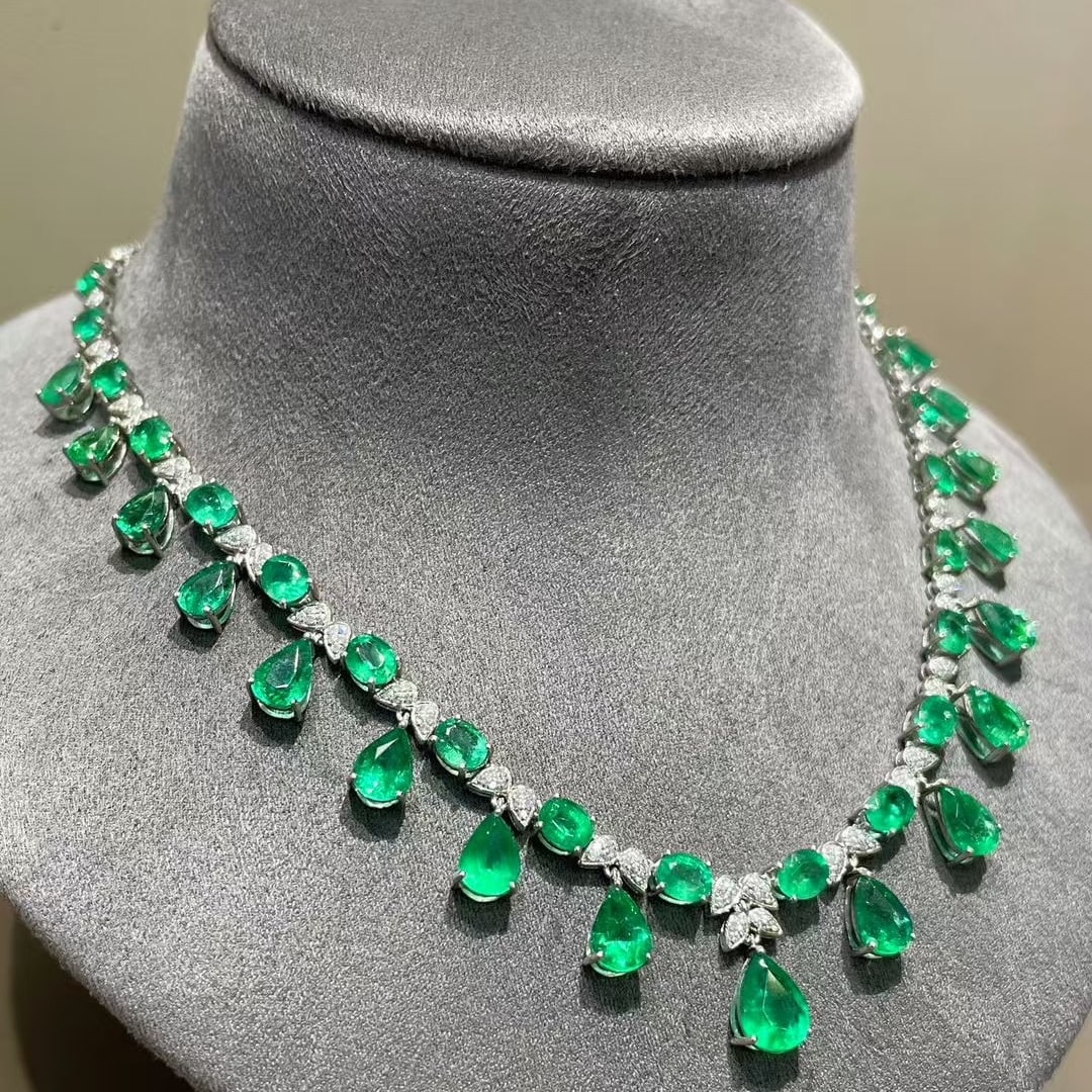 14k Gold 11 Ct Natural Emerald & Diamond Necklace - 2