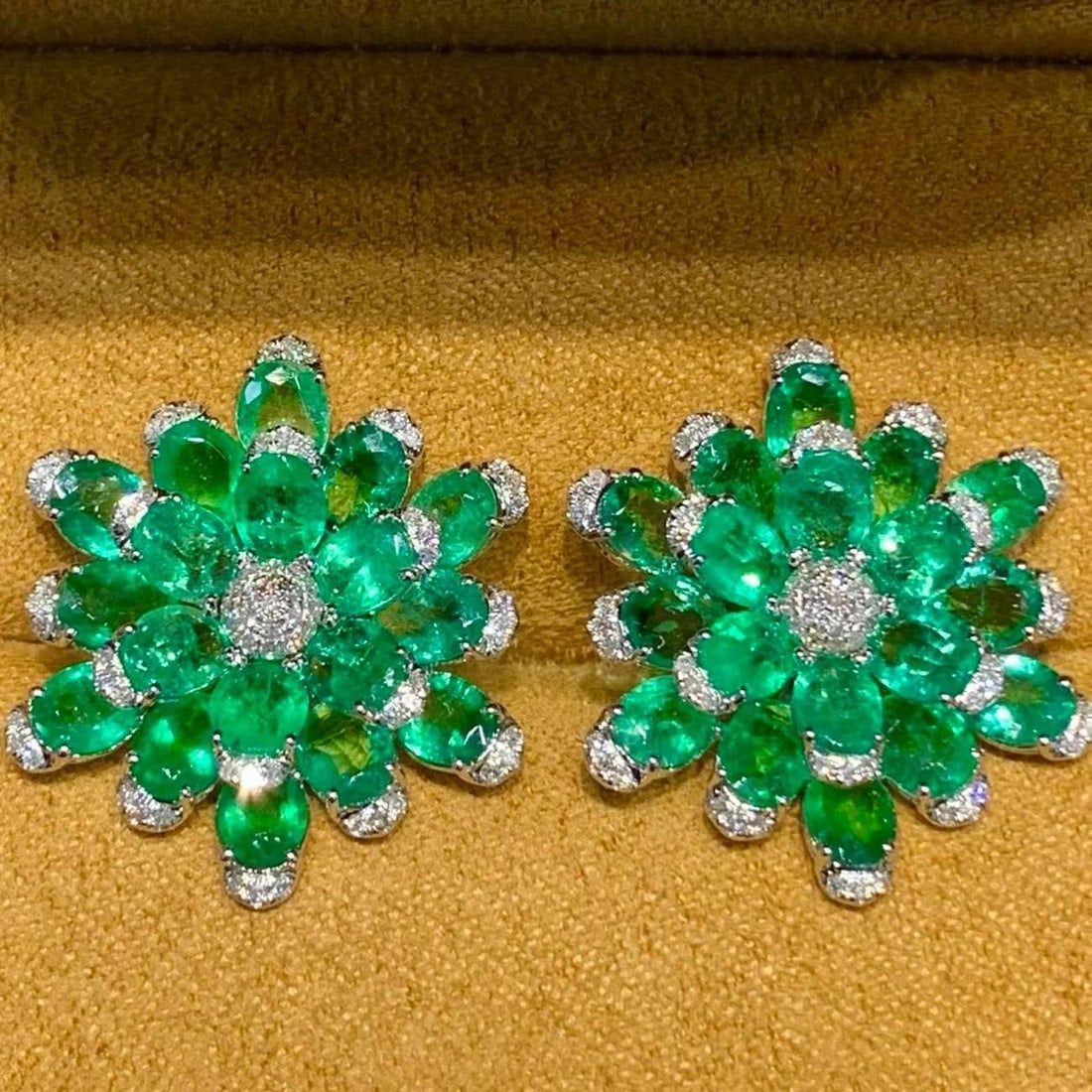 14k Gold 7.5 Ct Natural Emerald & Diamond Earrings: Ref:231181077 // gold content:14k gold // main gemstone:emerald // shape:oval // carat weight:7. 5ct // color:green // treatment:natural // // adjacent gemstone 2 : diamond // shape:round // clarity