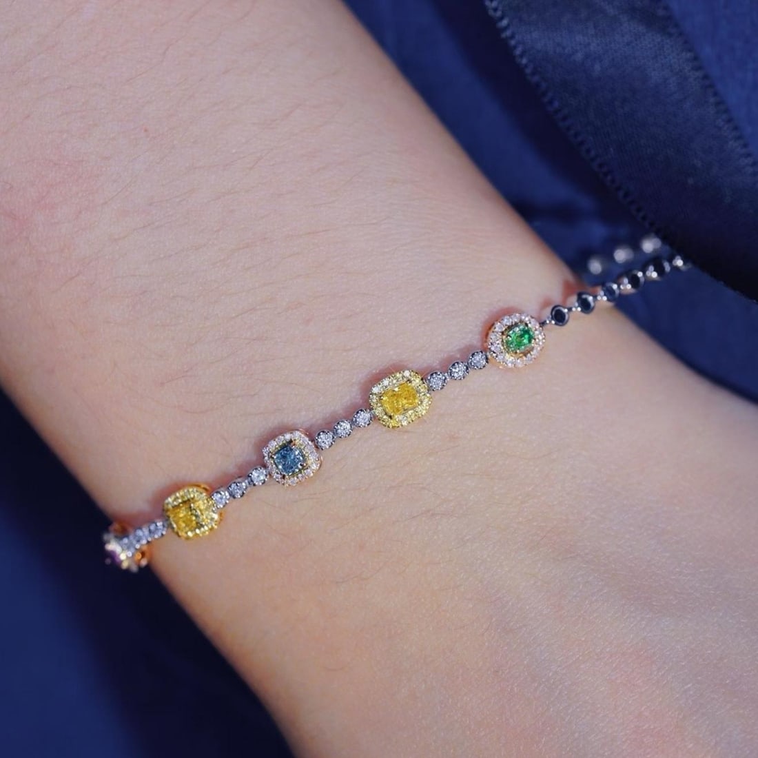 14k Gold 0.97 Ctw Natural Color Diamond & Diamond Bracelet: Ref:231181093 // gold content:14k gold // main gemstone:color diamond // shape:multiple // carat weight:0. 65ct // color:color // treatment:natural // // adjacent gemstone 2 : diamond // shape:round