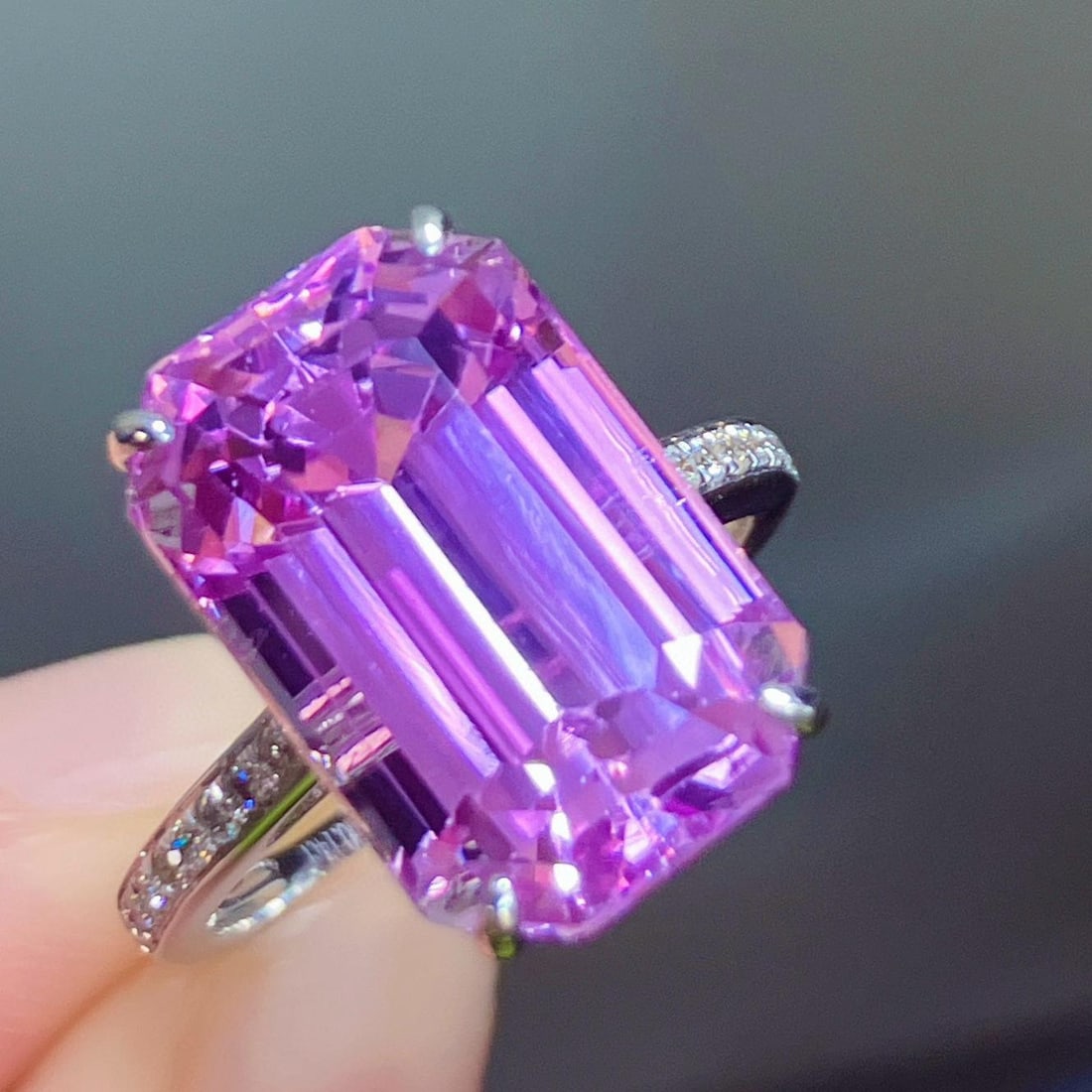 14k Gold 11.70 Ctw Natural Kunzite & Diamond Ring: Ref:231181107 // gold content:14k gold // ring size:7. 25us // // main gemstone:kunzite // shape:octagonal // carat weight:11. 56ct // color:pinkish purple // treatment:natural // // adjacent