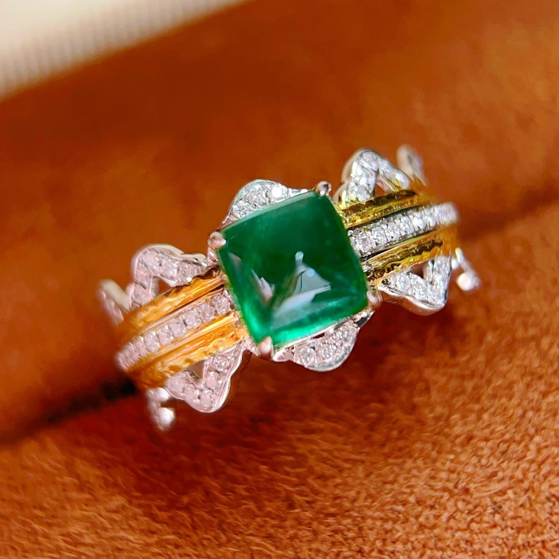 14k Gold 2.3 Ct Natural Emerald & Diamond Ring: Ref:231181130 // gold content:14k gold // ring size:7. 25us // // main gemstone:emerald // shape:sugar-loaf // carat weight:2. 3ct // color:green // treatment:natural // // adjacent gemstone 2 : diamo