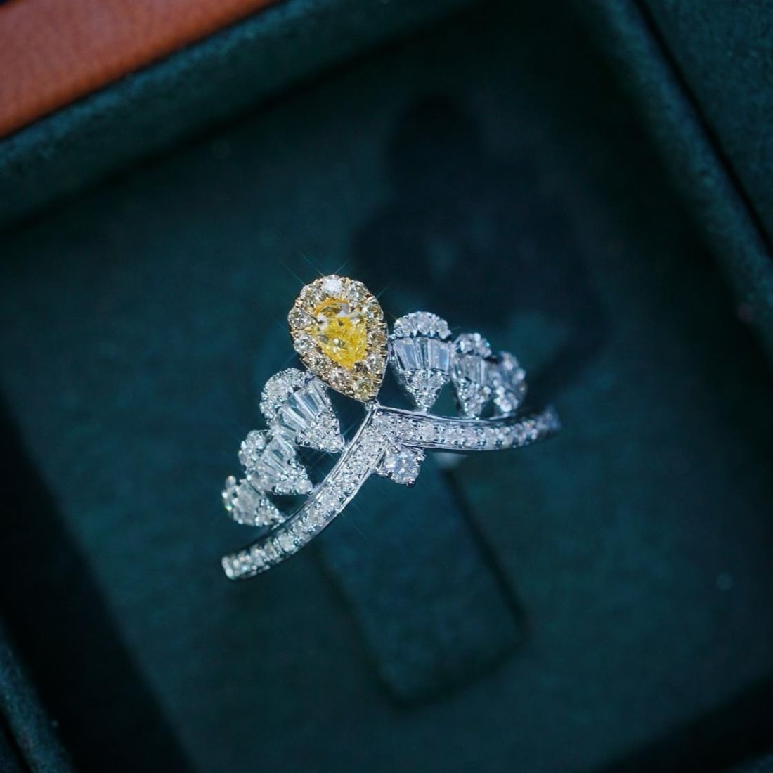 14k Gold 0.55 Ctw Natural Yellow Diamond & Diamond Ring - 4