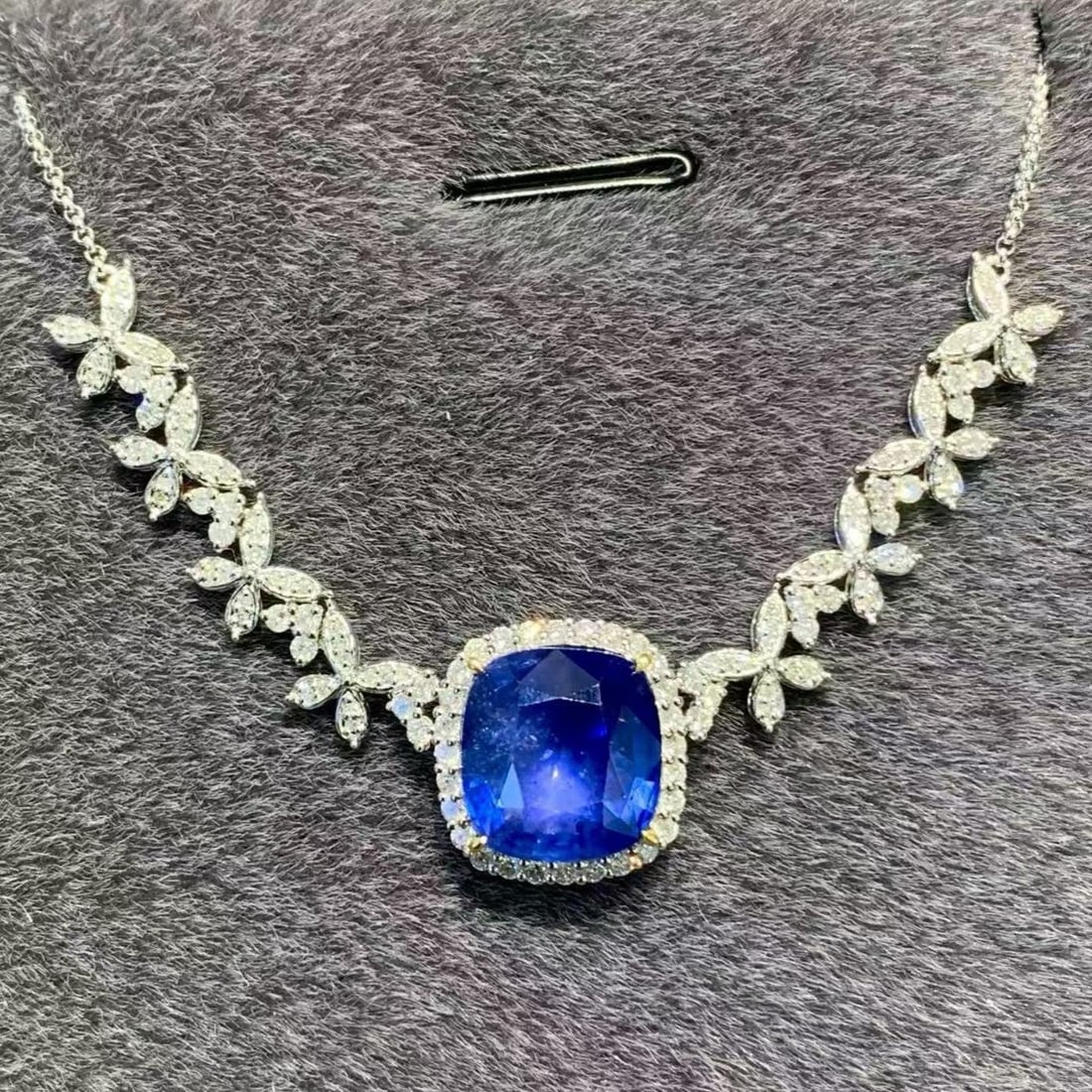 14k Gold 6.01 Ct Natural Sapphire & Diamond Necklace: Ref:231181186 // gold content:14k gold // main gemstone:sapphire // shape:cushion // carat weight:6. 01ct // color:blue // treatment:natural // // adjacent gemstone 2 : diamond // shape:round // clari