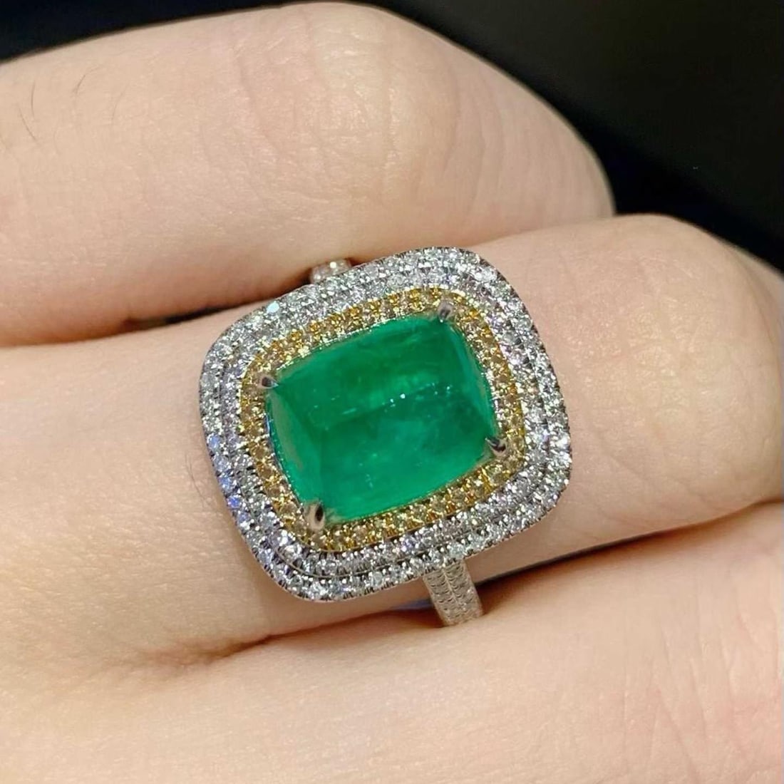 14k Gold 2.75 Ct Natural Emerald & Diamond Ring: Ref:231181187 // gold content:14k gold // ring size:7. 25us // // main gemstone:emerald // shape:sugar-loaf // carat weight:2. 75ct // color:green // treatment:natural // // adjacent gemstone 2 :
