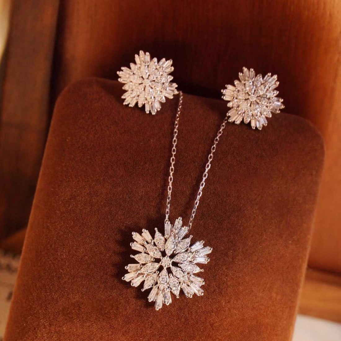 14k Gold 1.4 Ctw Natural H Diamond Jewelry Set: Ref:231181202 // gold content:14k gold // necklace // main gemstone:diamond // shape:multiple // carat weight:0. 7ct // clarity grade:vs-si // color:h // treatment:natural // // earrings // main