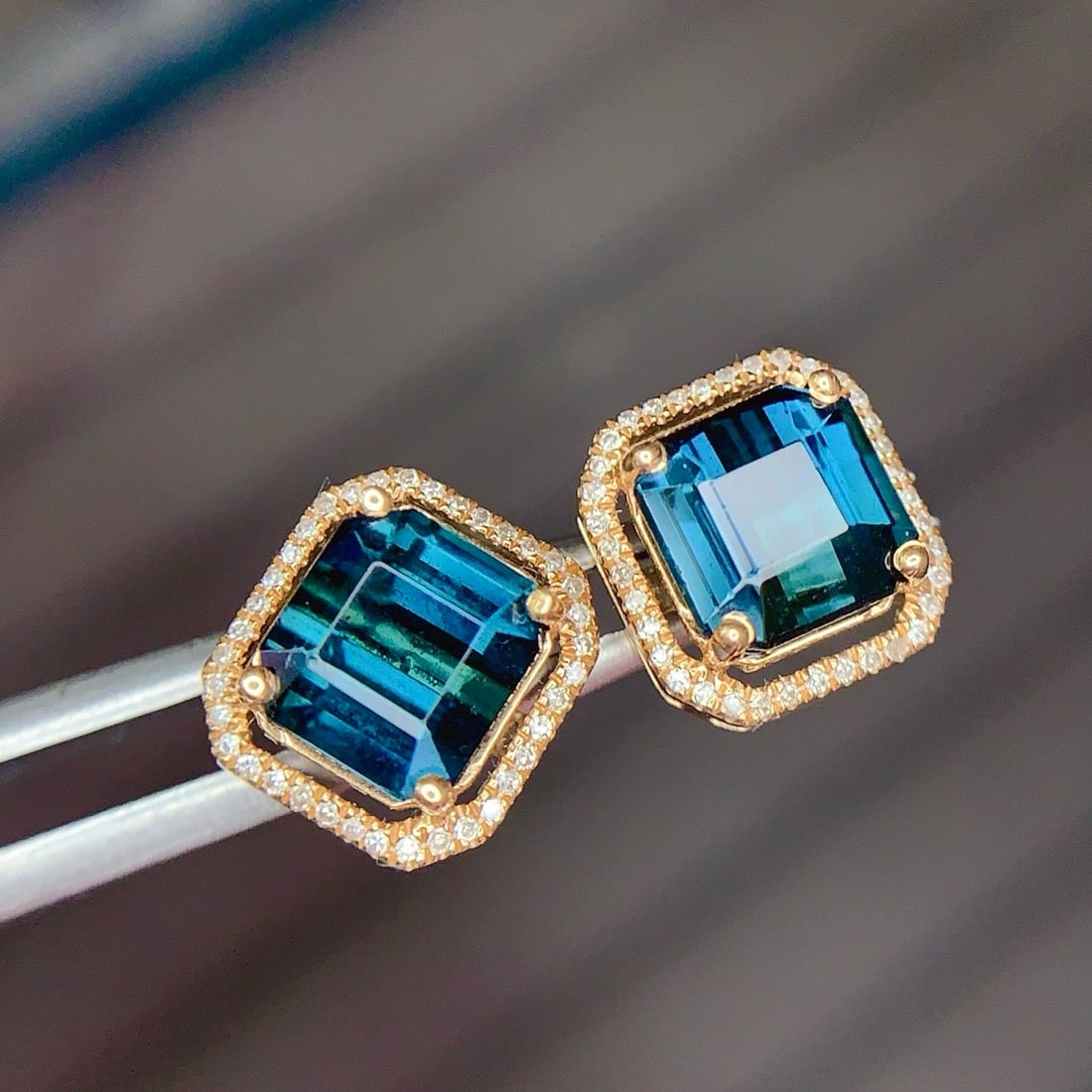 14k Gold 4.5 Ct Natural Tourmaline & Diamond Earrings: Ref:231181219 // gold content:14k gold // main gemstone:tourmaline // shape:octagonal // carat weight:4. 5ct // color:blue // treatment:natural // // adjacent gemstone 2 : diamond // shape:round //
