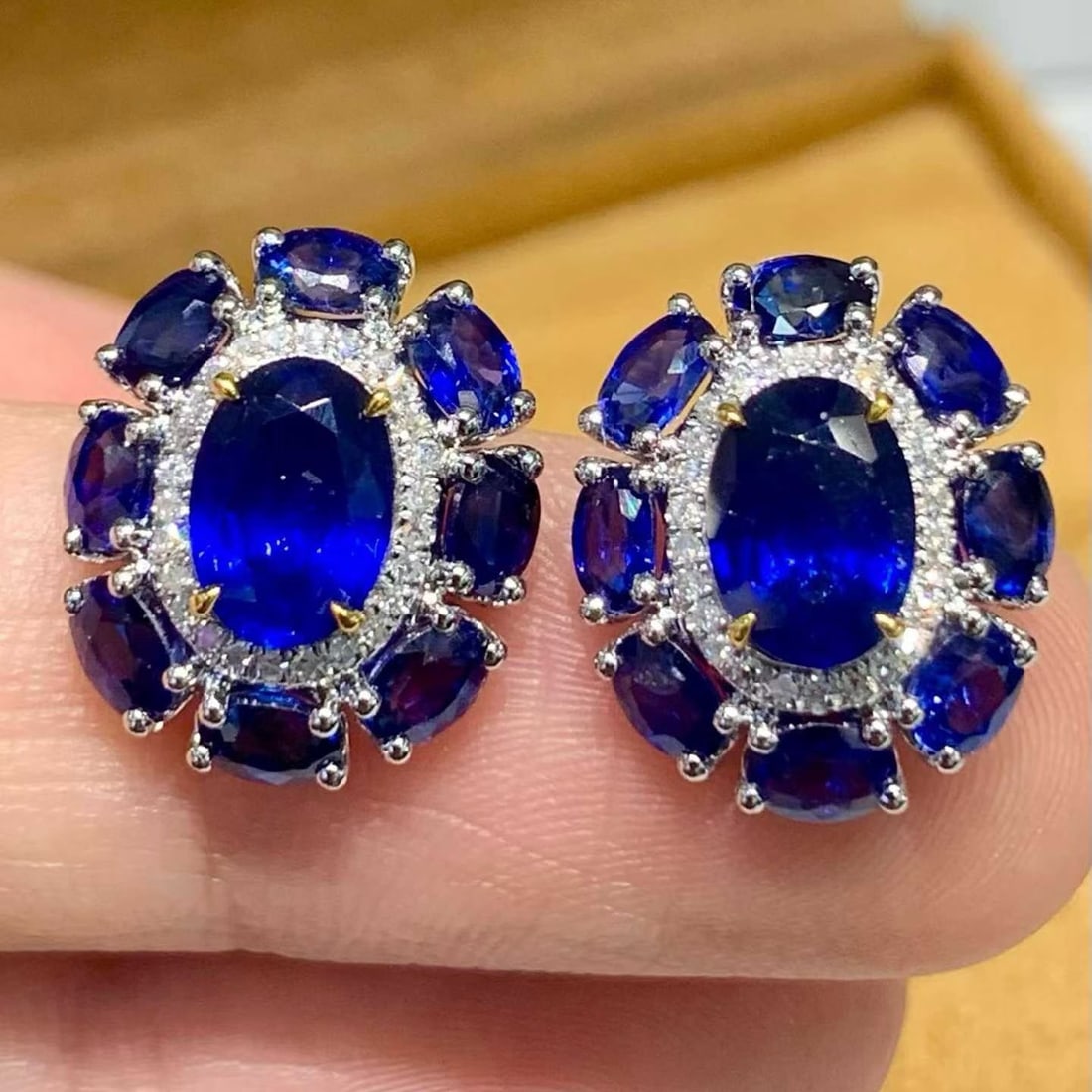 14k Gold 5.01 Ct Natural Sapphire & Diamond Earrings: Ref:231181233 // gold content:14k gold // main gemstone:sapphire // shape:oval // carat weight:5. 01ct // color:blue // treatment:natural // // adjacent gemstone 2 : diamond // shape:round // clarity 