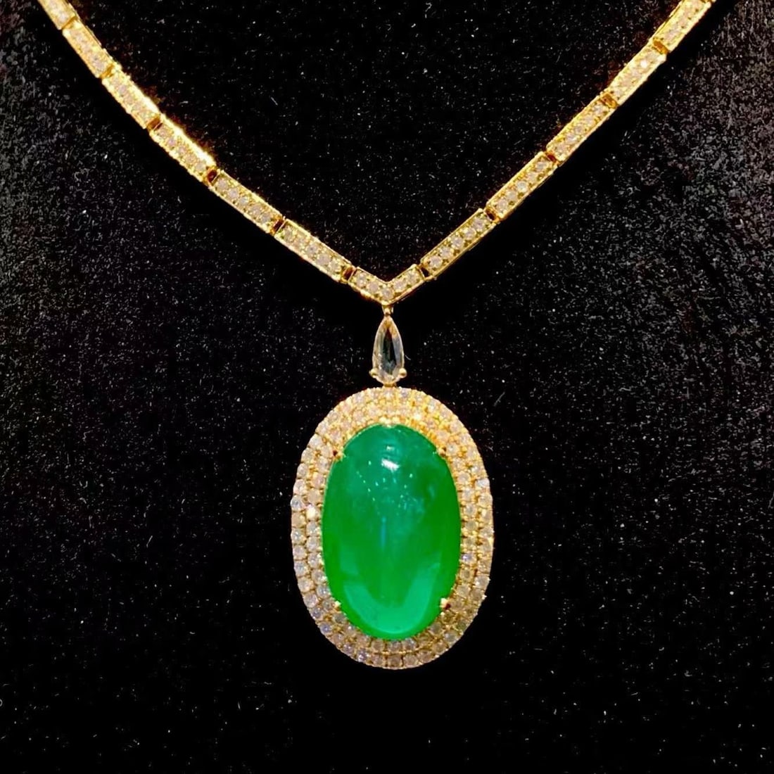 14k Gold 6.65 Ct Natural Emerald & Diamond Necklace: Ref:231182001 // gold content:14k gold // main gemstone:emerald // shape:oval // carat weight:6. 65ct // color:green // treatment:natural // // adjacent gemstone 2 : diamond // shape:round // clarity 