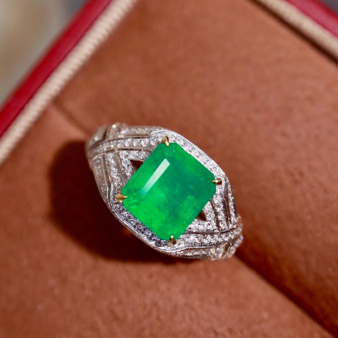 14k Gold 3.13 Ctw Natural Emerald & Diamond Ring: Ref:231182005 // gold content:14k gold // ring size:7. 25us // // main gemstone:emerald // shape:octagonal // carat weight:2. 77ct // color:green // treatment:natural // // adjacent gemstone 2 : diamo