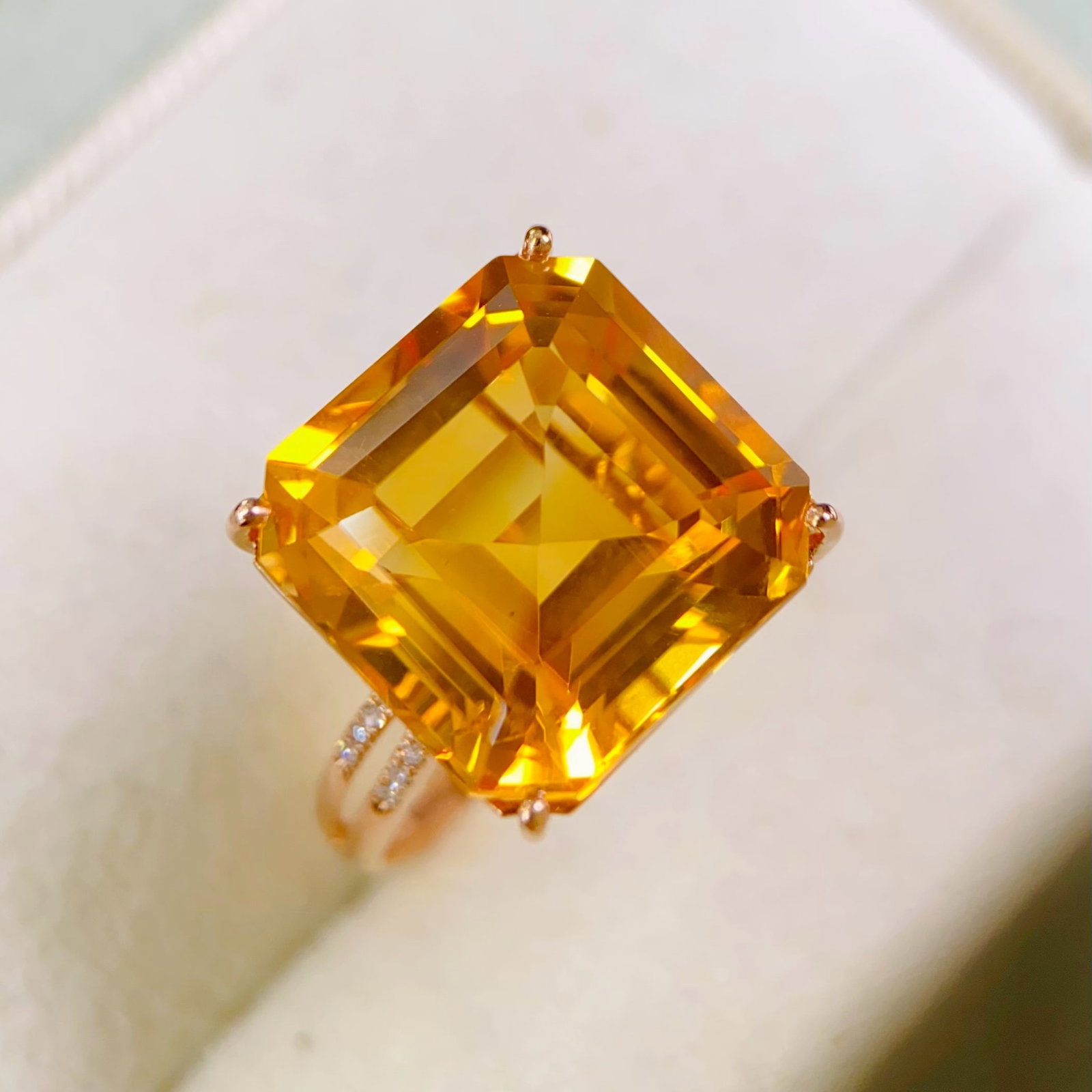 14k Gold 11.01 Ctw Natural Citrine & Diamond Ring: Ref:231182022 // gold content:14k gold // ring size:7. 25us // // main gemstone:citrine // shape:octagonal // carat weight:10. 95ct // color:yellow // treatment:natural // // adjacent gemstone 2 : dia