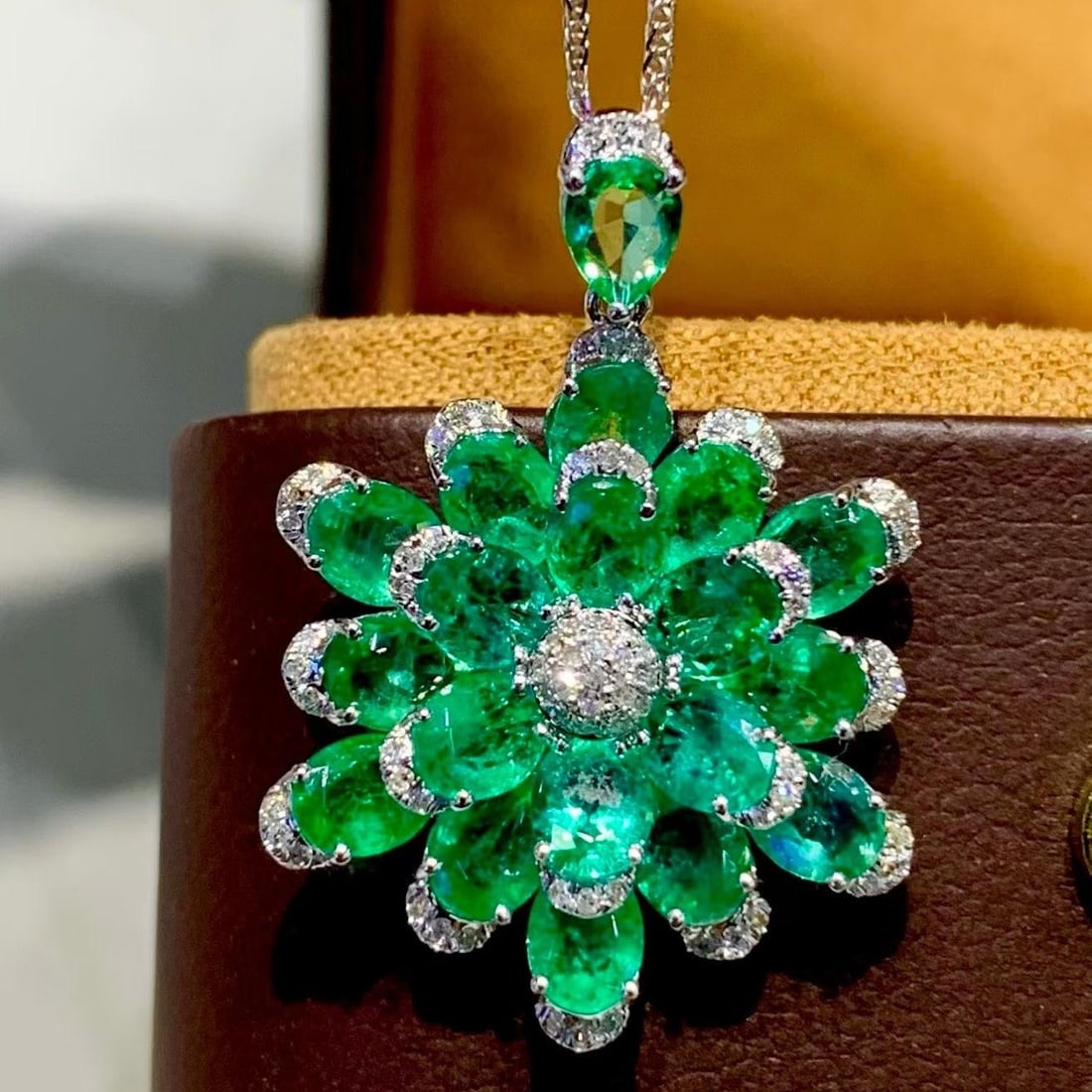 14k Gold 4.3 Ct Natural Emerald & Diamond Pendant( Without Chain ): Ref:231182071 // gold content:14k gold // main gemstone:emerald // shape:multiple // carat weight:4. 3ct // color:green // treatment:natural // // adjacent gemstone 2 : diamond // shape:round //