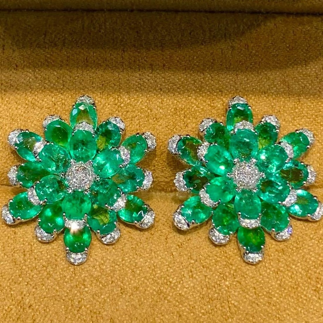 14k Gold 7.5 Ct Natural Emerald & Diamond Earrings: Ref:231182115 // gold content:14k gold // main gemstone:emerald // shape:oval // carat weight:7. 5ct // color:green // treatment:natural // // adjacent gemstone 2 : diamond // shape:round // clarity g