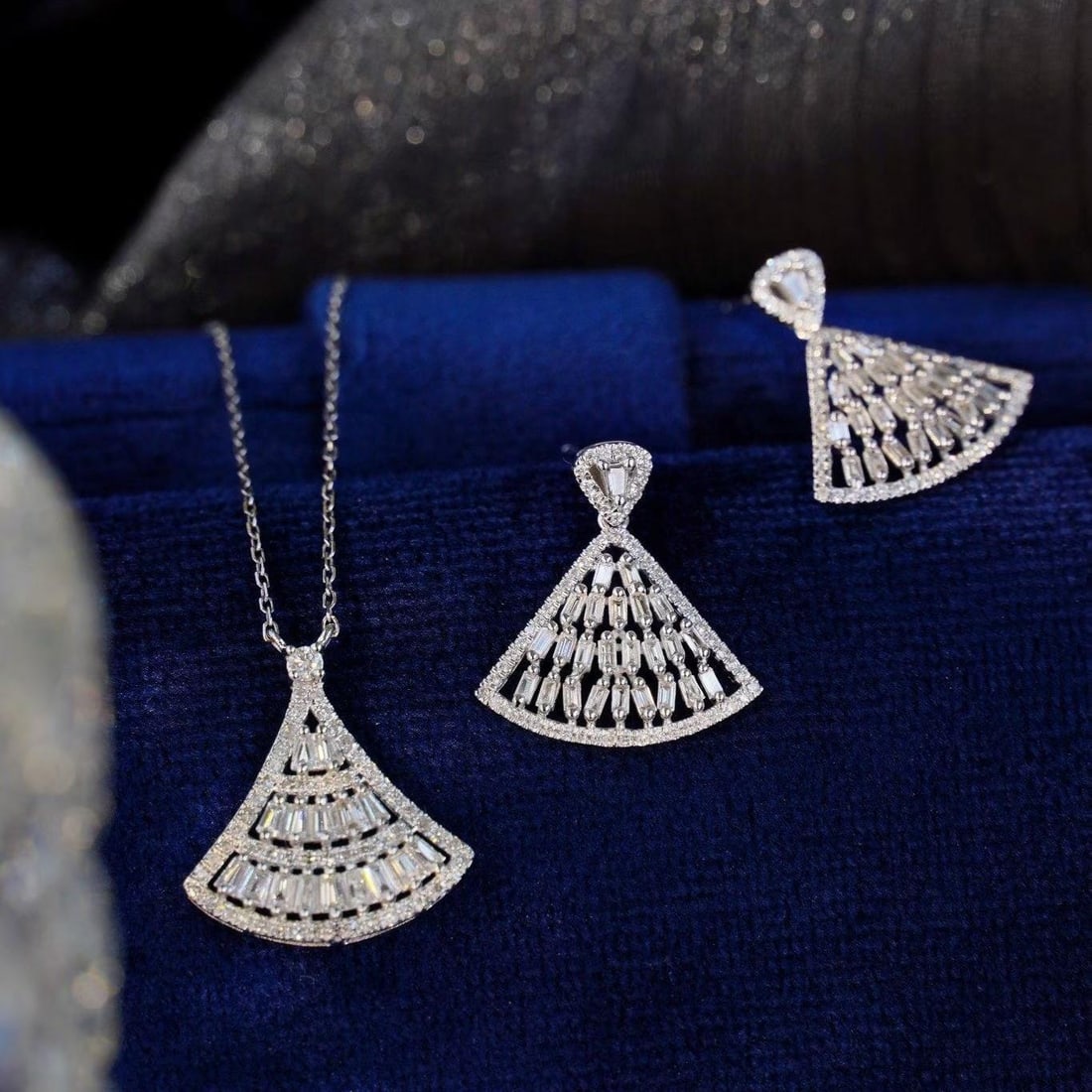 14k Gold 1.31 Ctw Natural H Diamond Jewelry Set: Ref:231182137 // gold content:14k gold // necklace // main gemstone:diamond // shape:multiple // carat weight:0. 45ct // clarity grade:vs-si // color:h // treatment:natural // // earrings // main