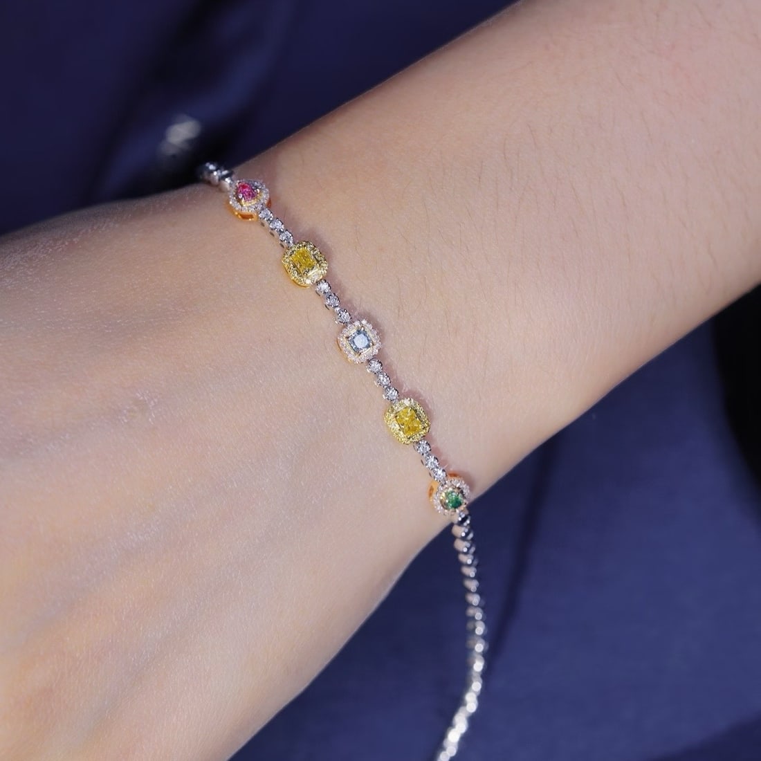 14k Gold 0.97 Ctw Natural Color Diamond Bracelet - 3