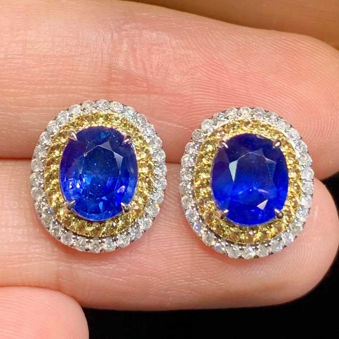 14k Gold 3.1 Ct Natural Sapphire & Diamond Earrings: Ref:231182210 // gold content:14k gold // main gemstone:sapphire // shape:oval // carat weight:3. 1ct // color:blue // treatment:natural // // adjacent gemstone 2 : diamond // shape:round // clarity g