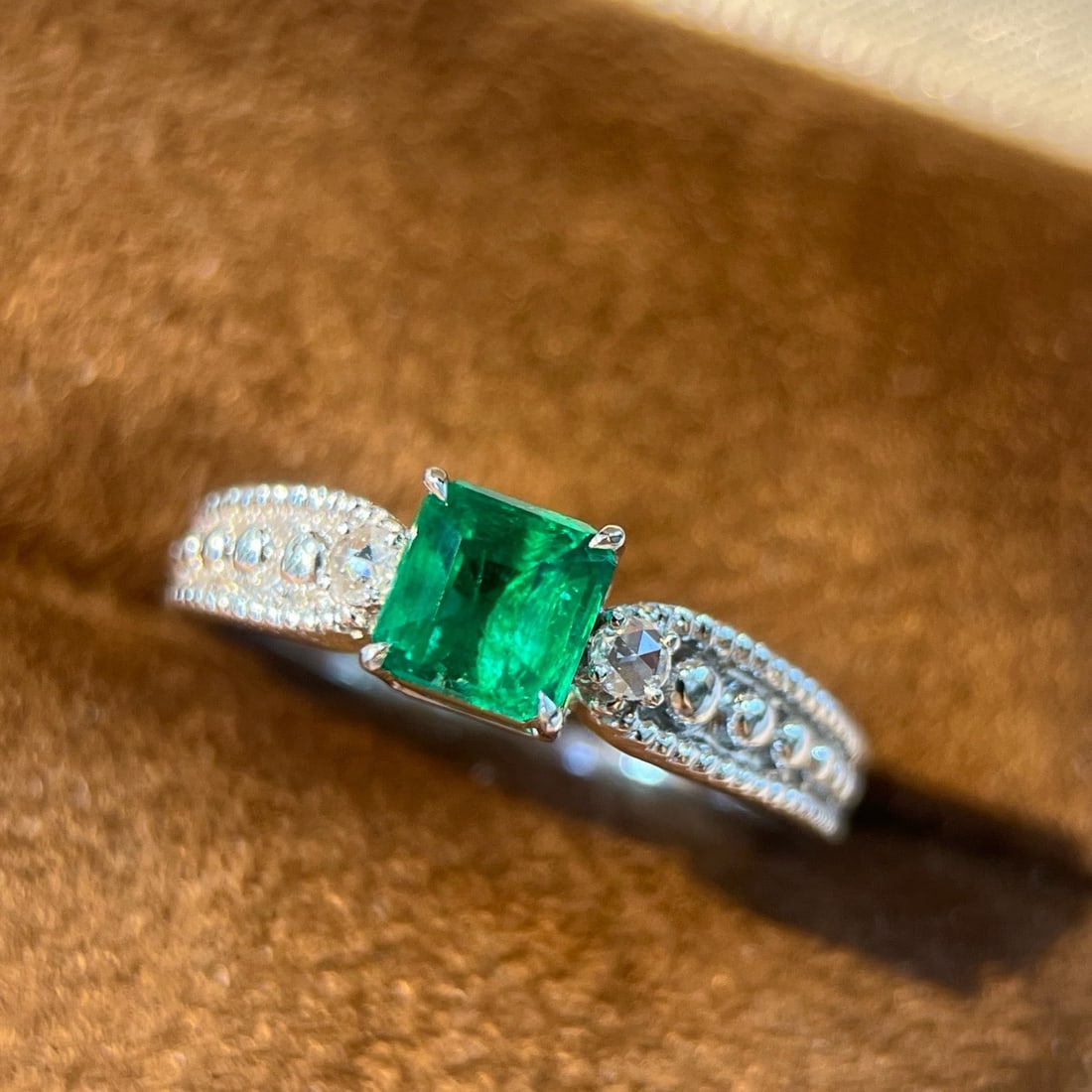 14k Gold 0.80 Ctw Vivid Green Natural Emerald & Diamond Ring - 2