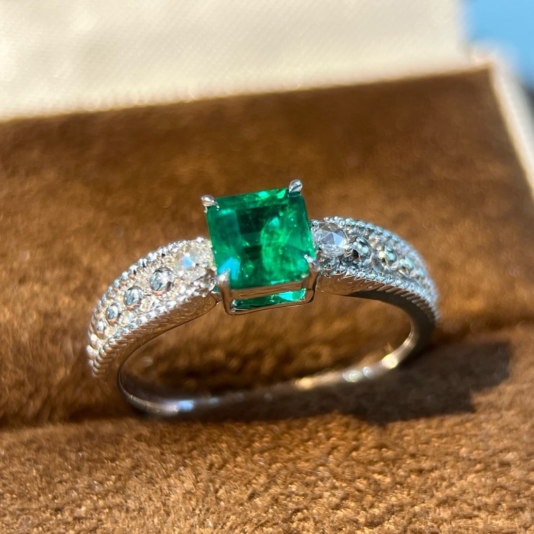 14k Gold 0.80 Ctw Vivid Green Natural Emerald & Diamond Ring - 3