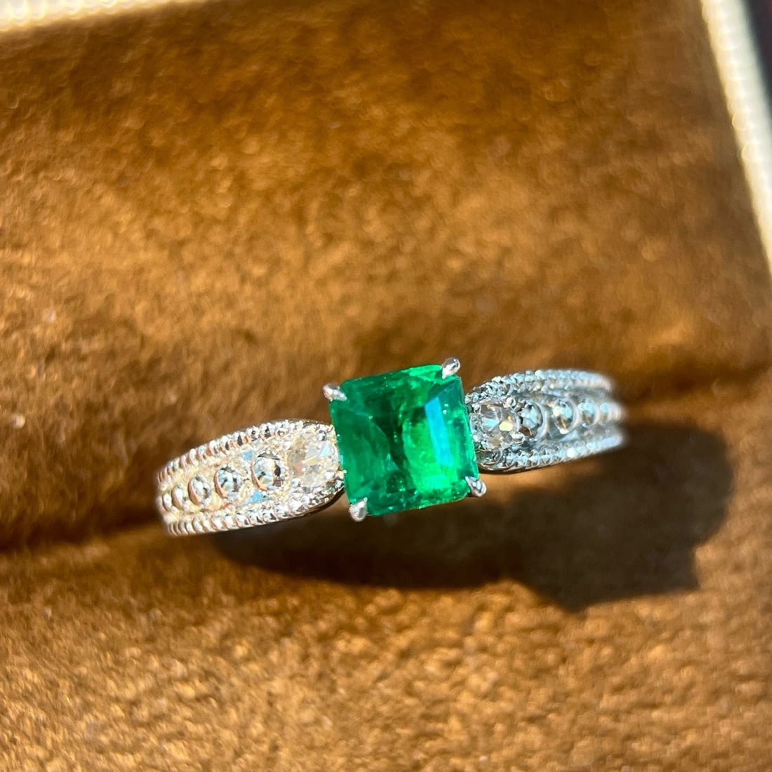 14k Gold 0.80 Ctw Vivid Green Natural Emerald & Diamond Ring - 4