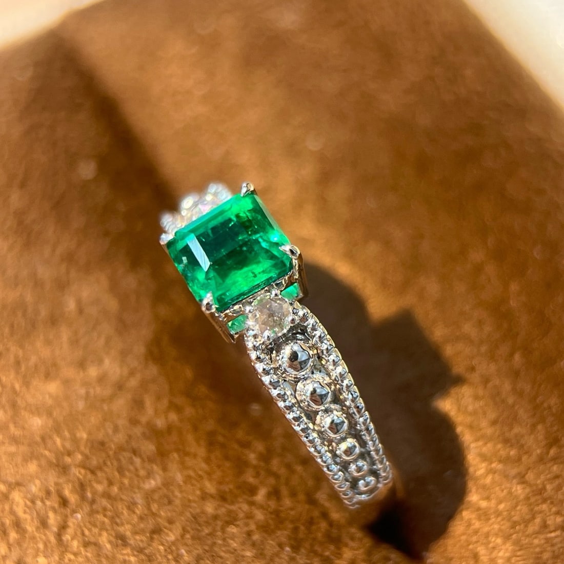 14k Gold 0.80 Ctw Vivid Green Natural Emerald & Diamond Ring - 5